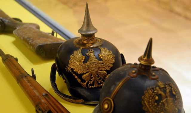 Elmi, spade, pistole e fucili: a Sannicandro la collezione di armi antiche del generale Mondelli